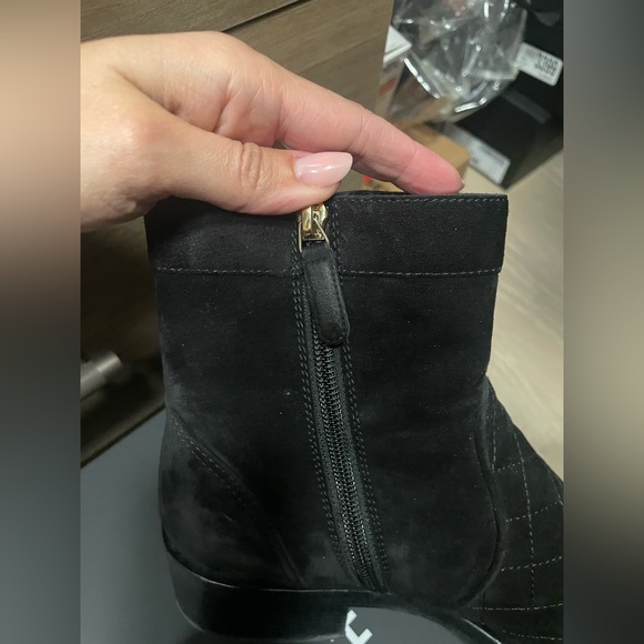 CHANEL 20K Suede Cap Toe Quilted CC Turnlock Flat Ankle Booties Boots Size 40 - Picture 4 of 8